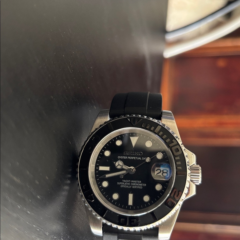Seiko Black and Silver Men's Watch - Picture 8 of 8